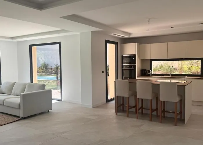 Beautiful Luxury With Pool In Antibes